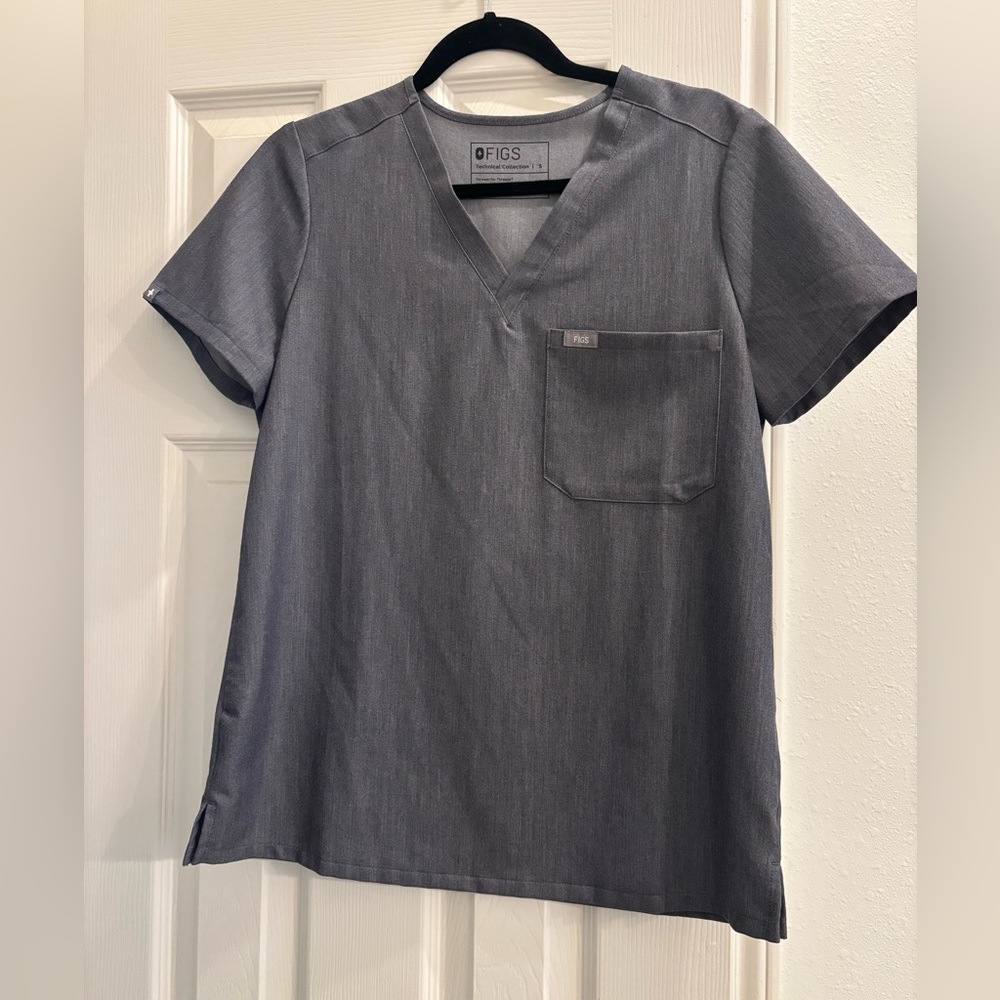 FIGS Women’s Gray Scrub Set